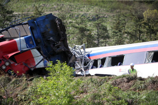 22일 오전 3시 41분께 전남 여수시 율촌역 인근을 달리던 무궁화호 열차가 선로에서 벗어나 기관사 1명이 숨지고 승객 8명이 다쳤다. 선로를 벗어나 옆으로 넘어진 기관차 옆으로 차창이 깨진 객차가 기울어져 있다.